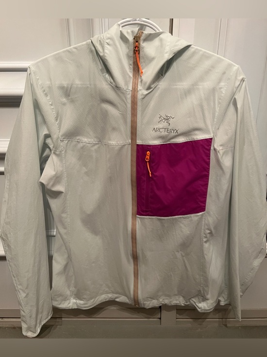 Arc'teryx Jackets & Blazers - Arc'teryx Women's Squamish Hoody  in pale mint green with Magenta Pocket